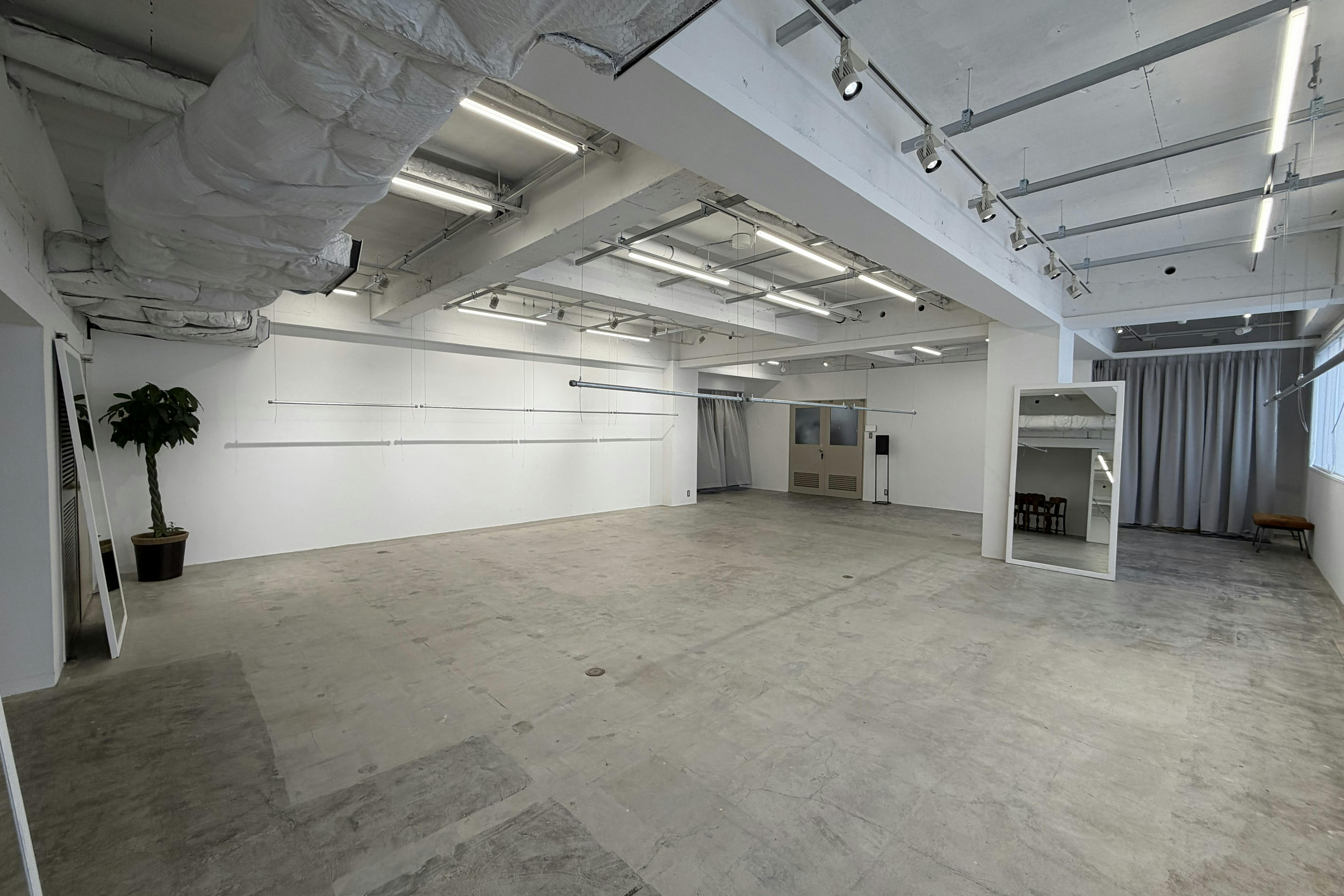 【四ツ橋駅2分|平日限定】無料貸出什器が充実しており展示会やポップアップストアに最適!広さ100.0㎡、天高3.1mで開放感のあるレンタルスペース