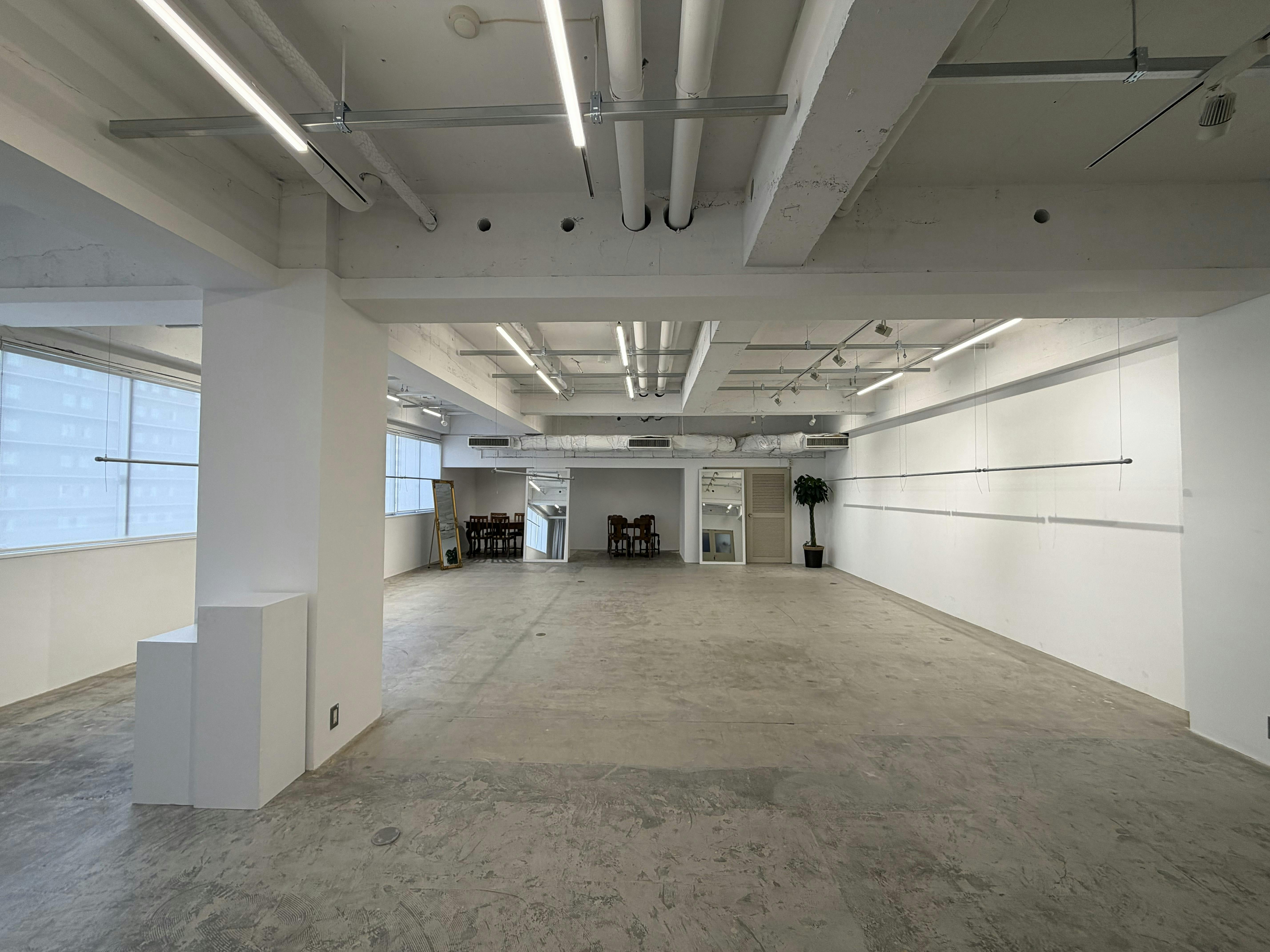 【四ツ橋駅2分｜平日限定】無料貸出什器が充実しており展示会やポップアップストアに最適！広さ100.0㎡、天高3.1mで開放感のあるレンタルスペース