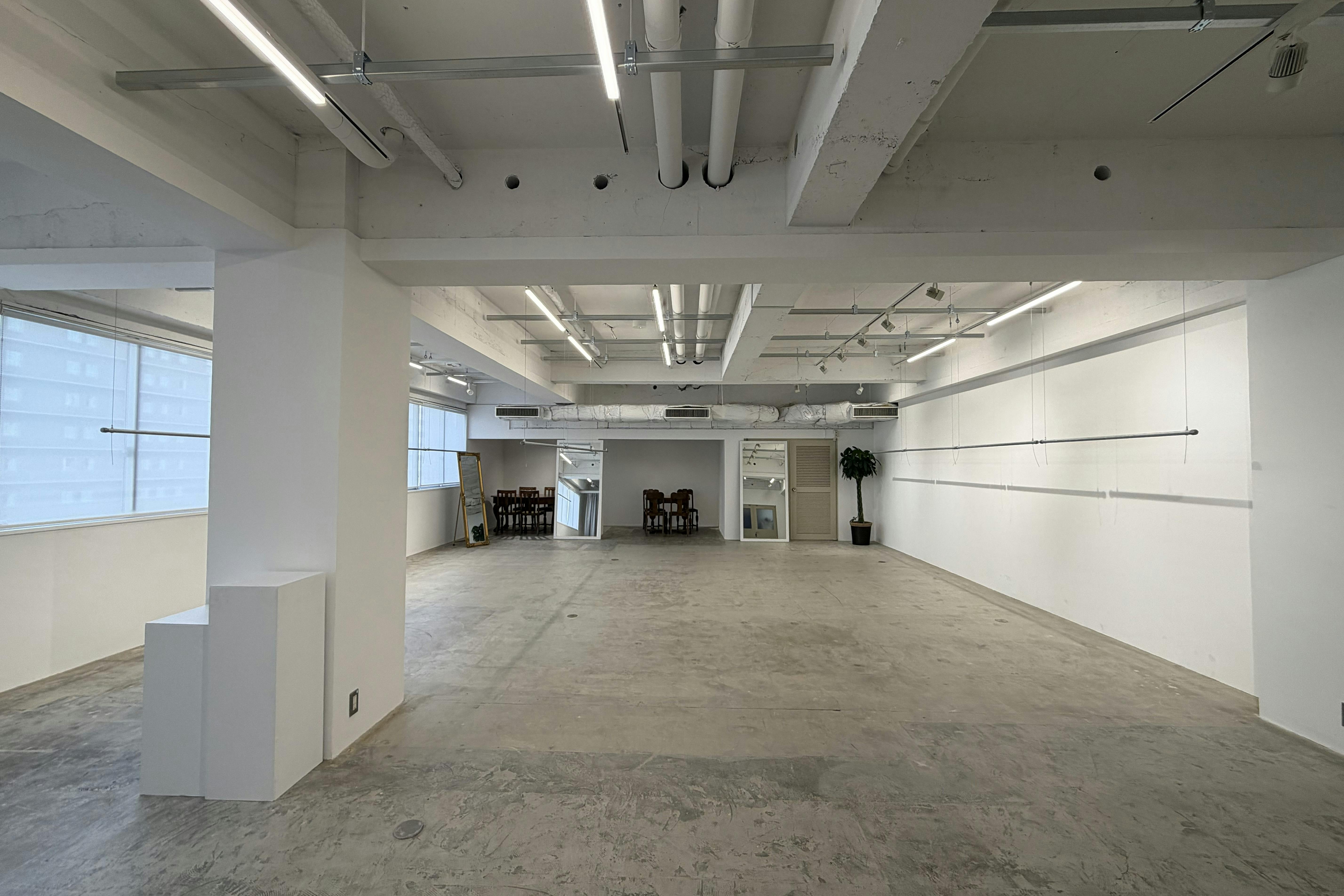 【四ツ橋駅2分|平日限定】無料貸出什器が充実しており展示会やポップアップストアに最適!広さ100.0㎡、天高3.1mで開放感のあるレンタルスペース