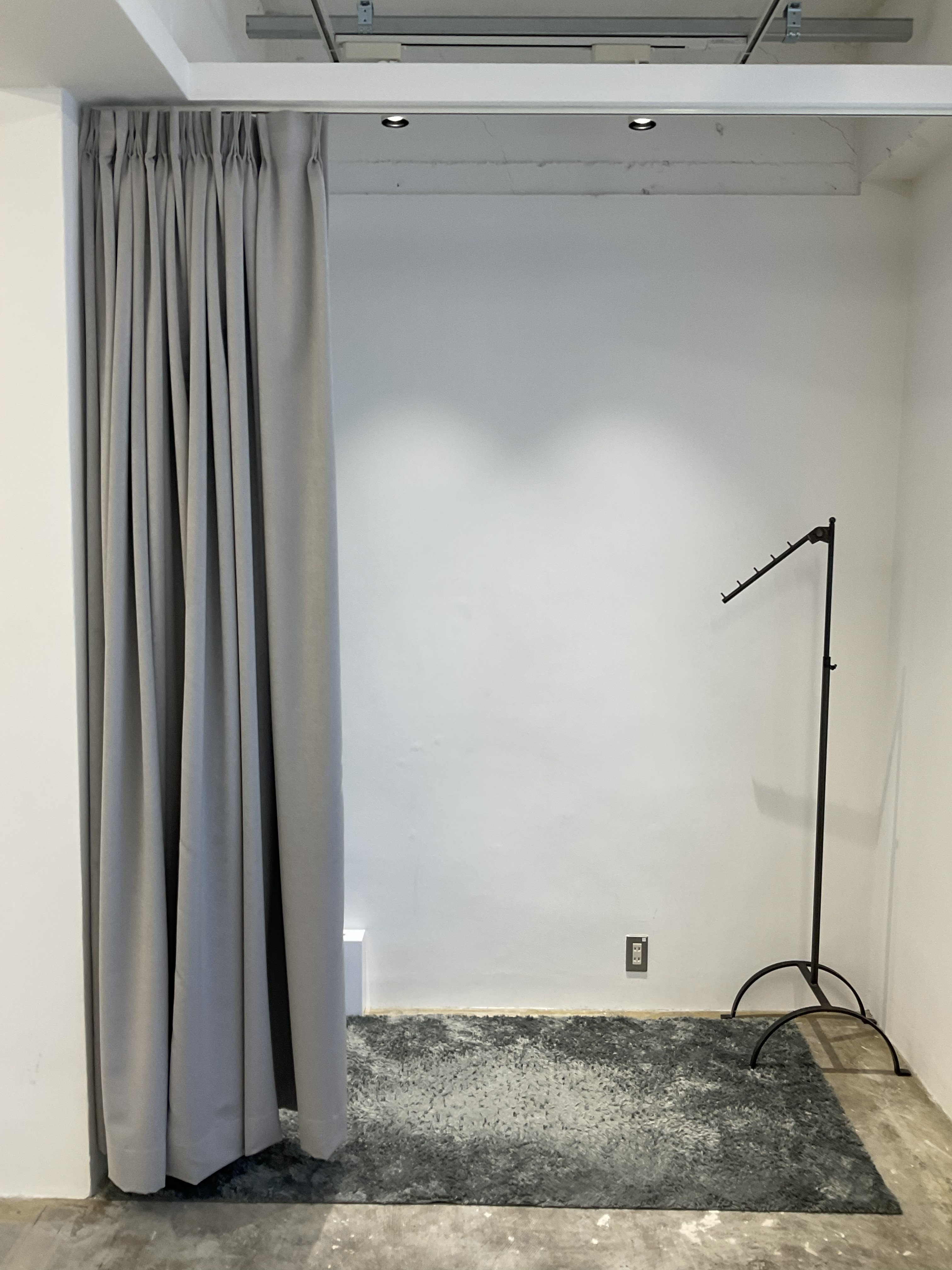 【四ツ橋駅2分｜平日限定】無料貸出什器が充実しており展示会やポップアップストアに最適！広さ100.0㎡、天高3.1mで開放感のあるレンタルスペース