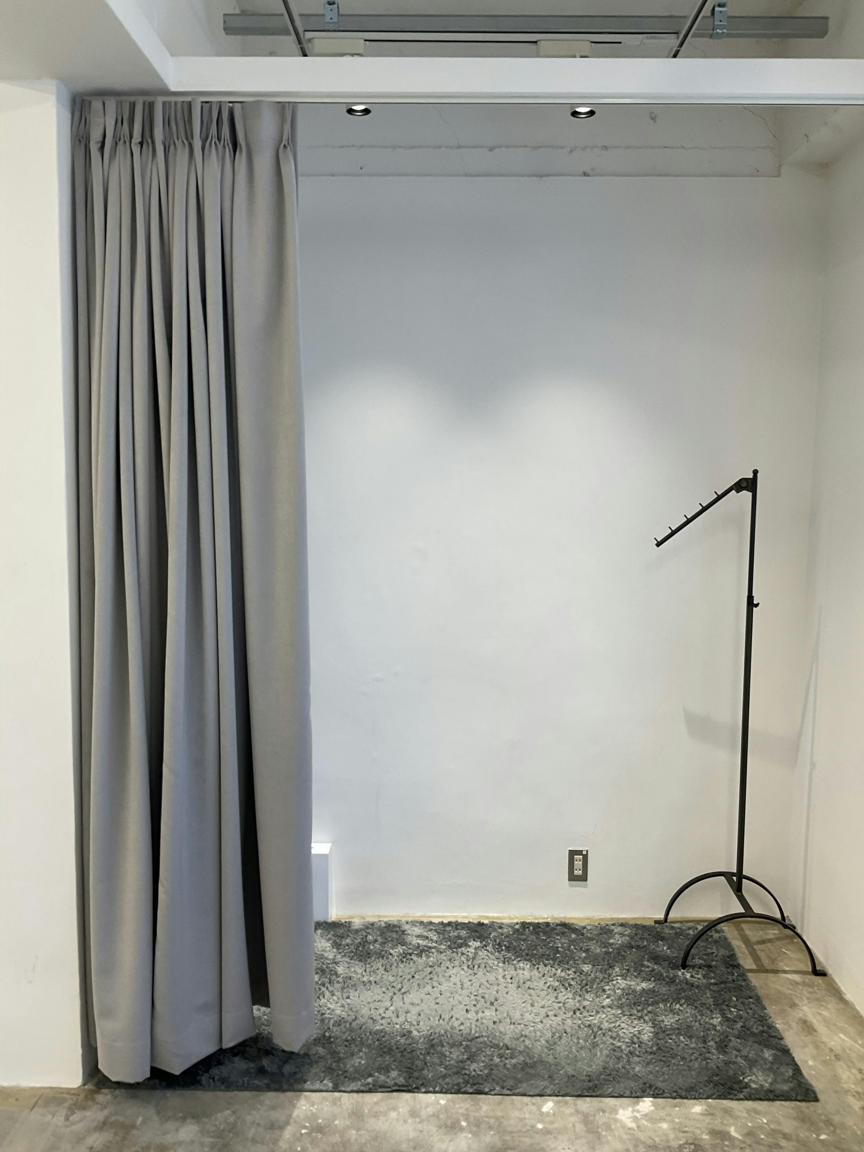 【四ツ橋駅2分｜平日限定】無料貸出什器が充実しており展示会やポップアップストアに最適！広さ100.0㎡、天高3.1mで開放感のあるレンタルスペース