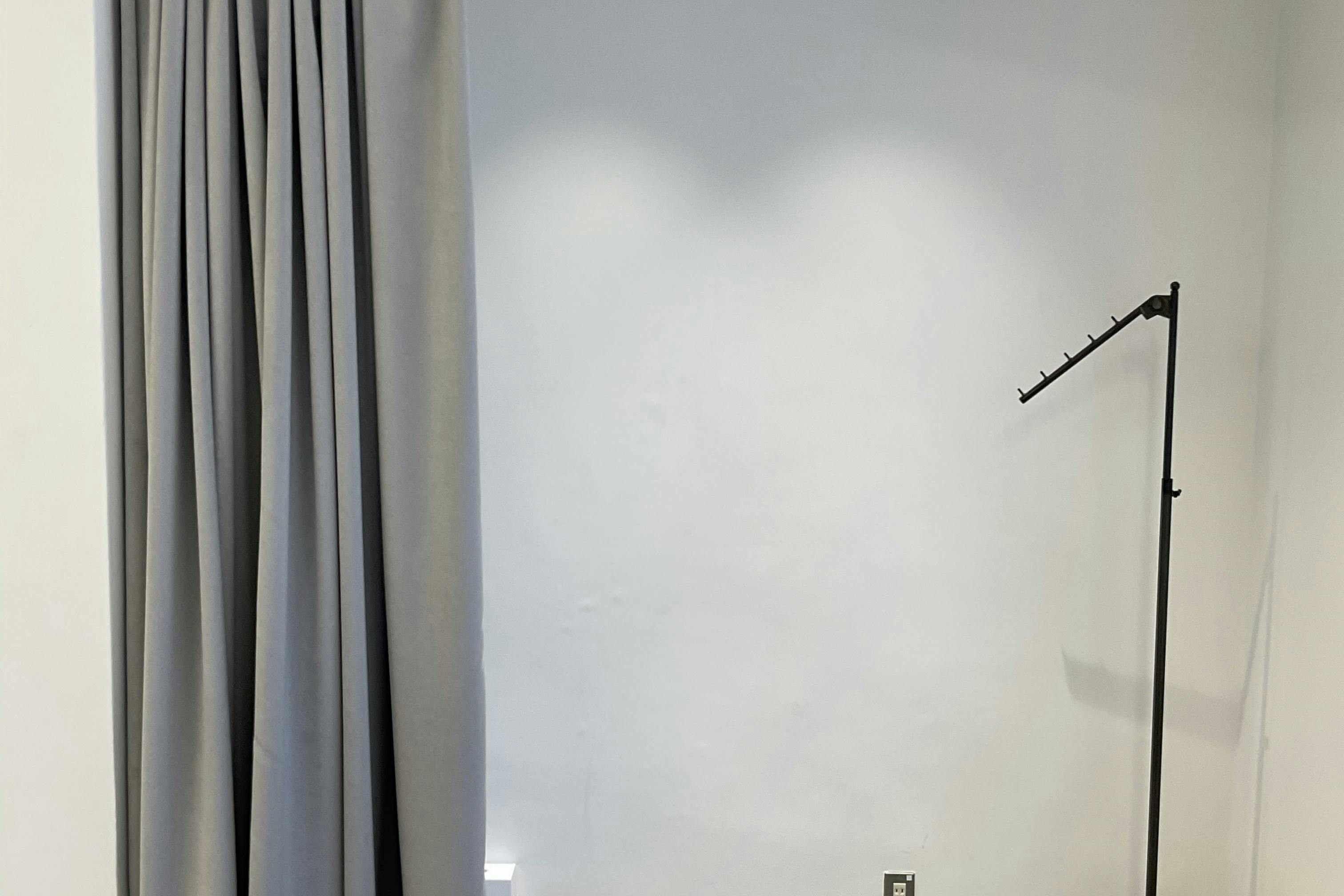 【四ツ橋駅2分|平日限定】無料貸出什器が充実しており展示会やポップアップストアに最適!広さ100.0㎡、天高3.1mで開放感のあるレンタルスペース