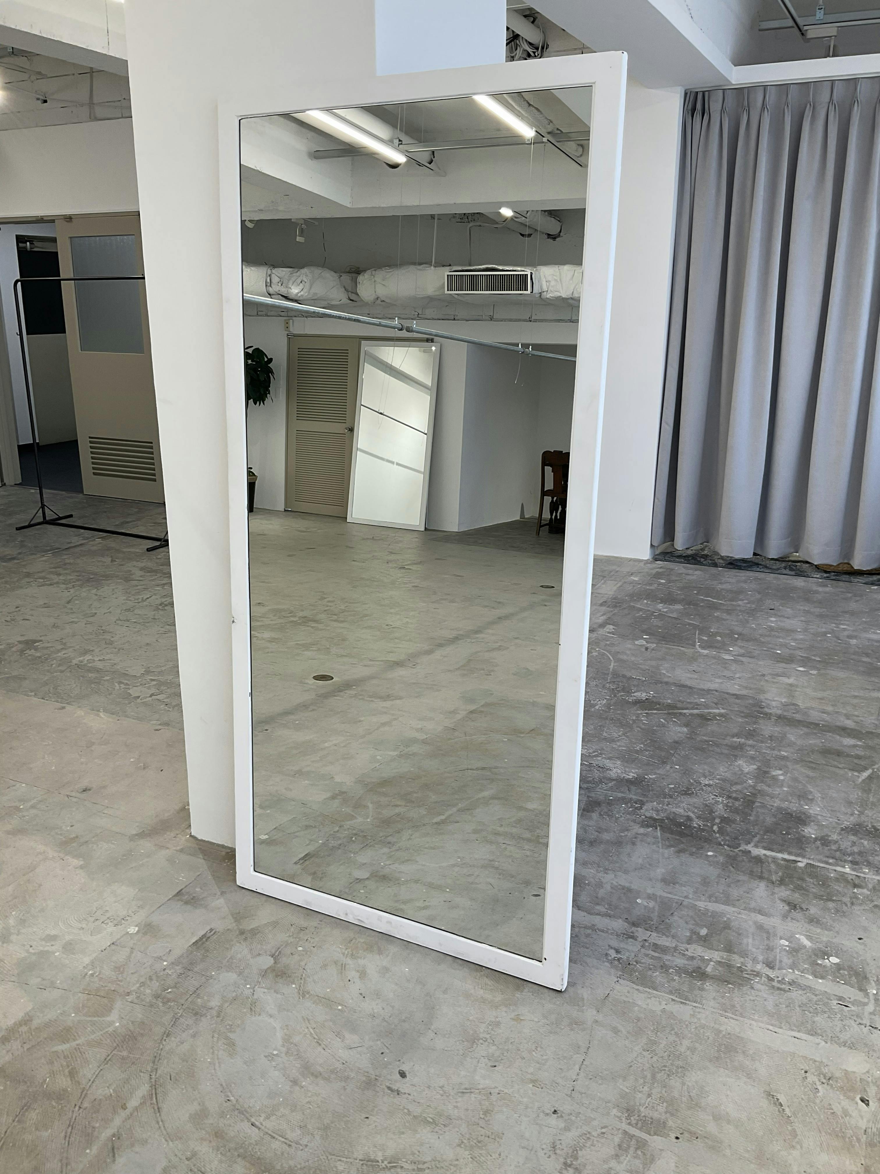 【四ツ橋駅2分｜平日限定】無料貸出什器が充実しており展示会やポップアップストアに最適！広さ100.0㎡、天高3.1mで開放感のあるレンタルスペース