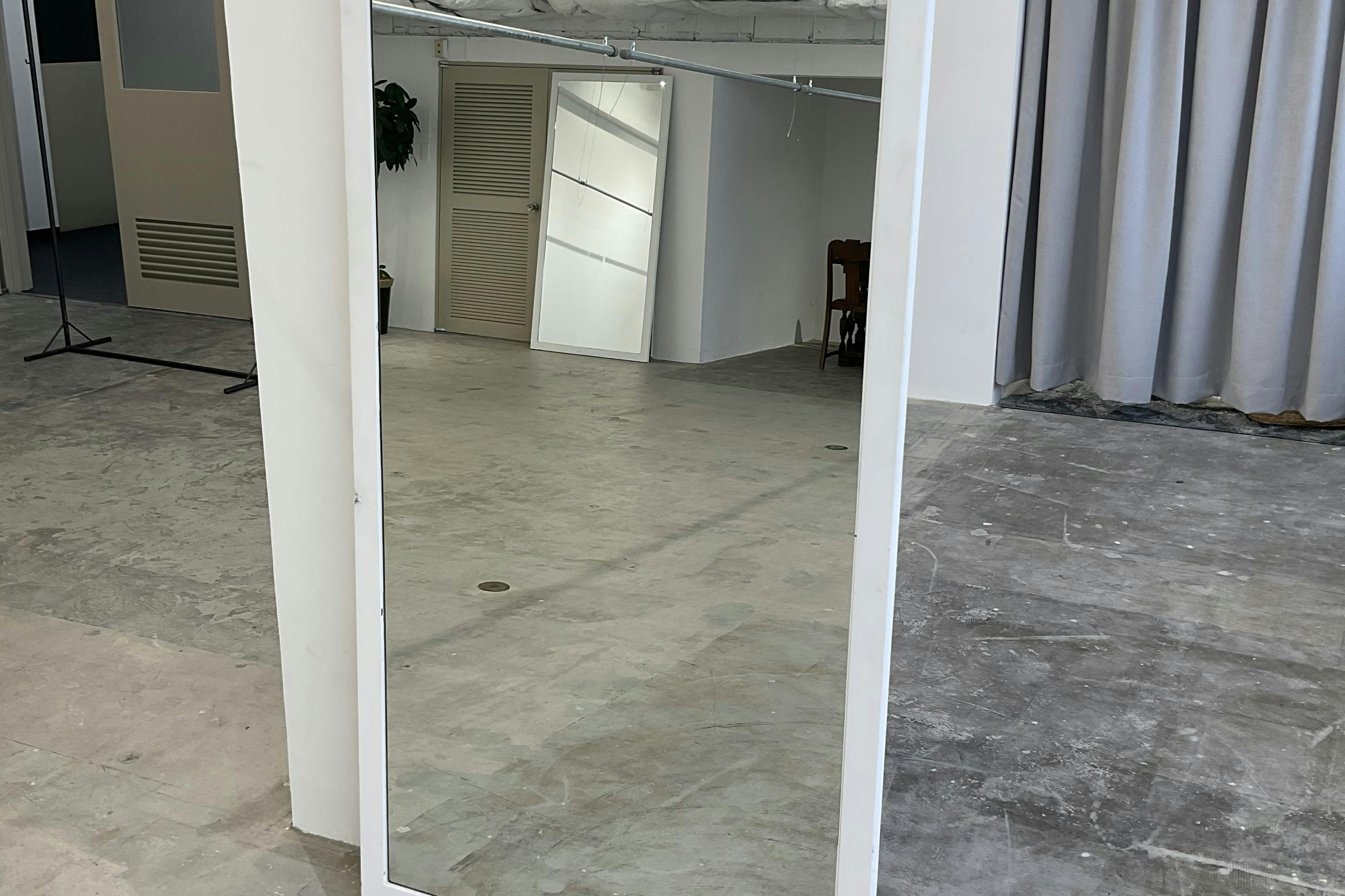 【四ツ橋駅2分|平日限定】無料貸出什器が充実しており展示会やポップアップストアに最適!広さ100.0㎡、天高3.1mで開放感のあるレンタルスペース