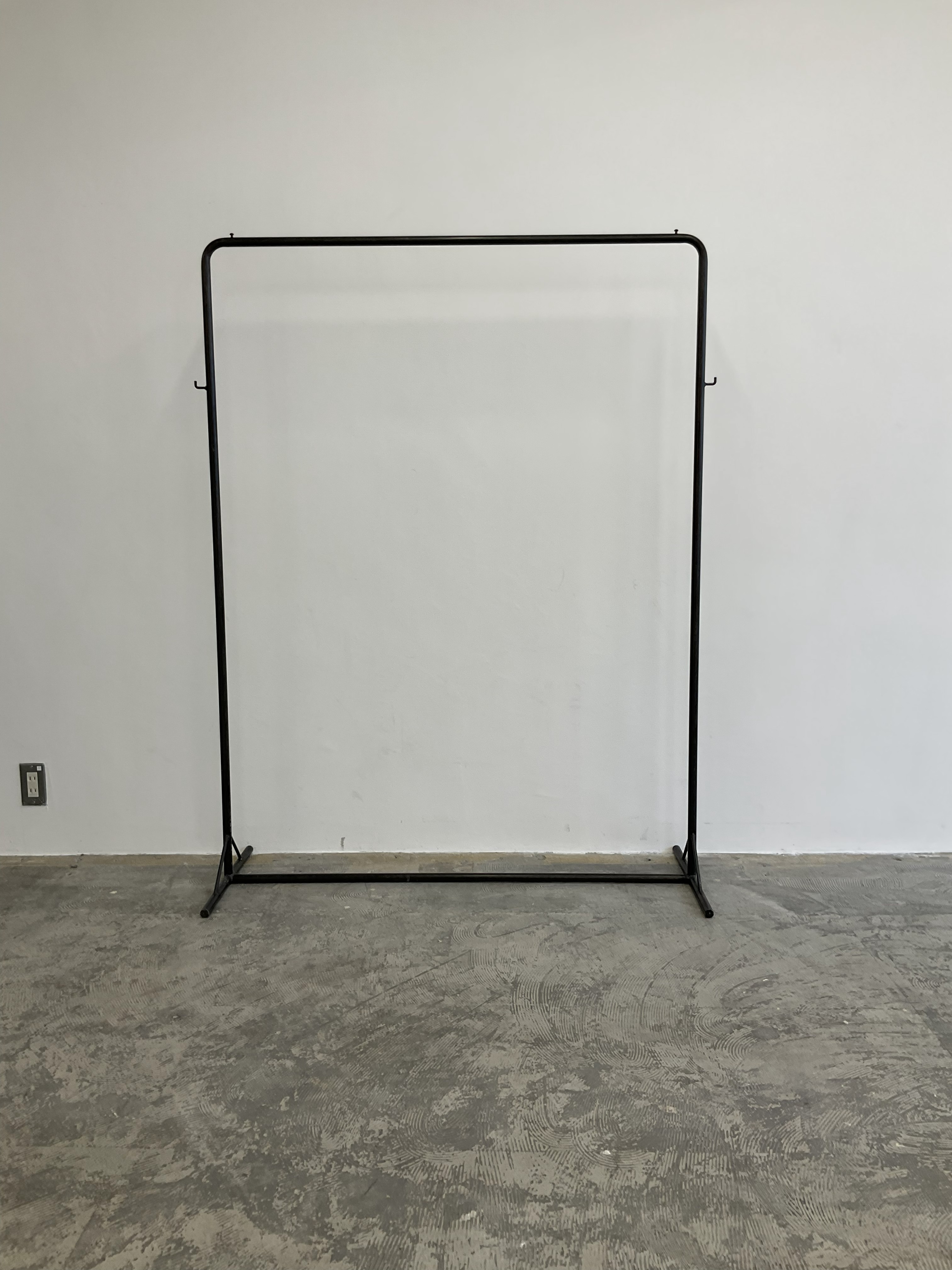 【四ツ橋駅2分｜平日限定】無料貸出什器が充実しており展示会やポップアップストアに最適！広さ100.0㎡、天高3.1mで開放感のあるレンタルスペース