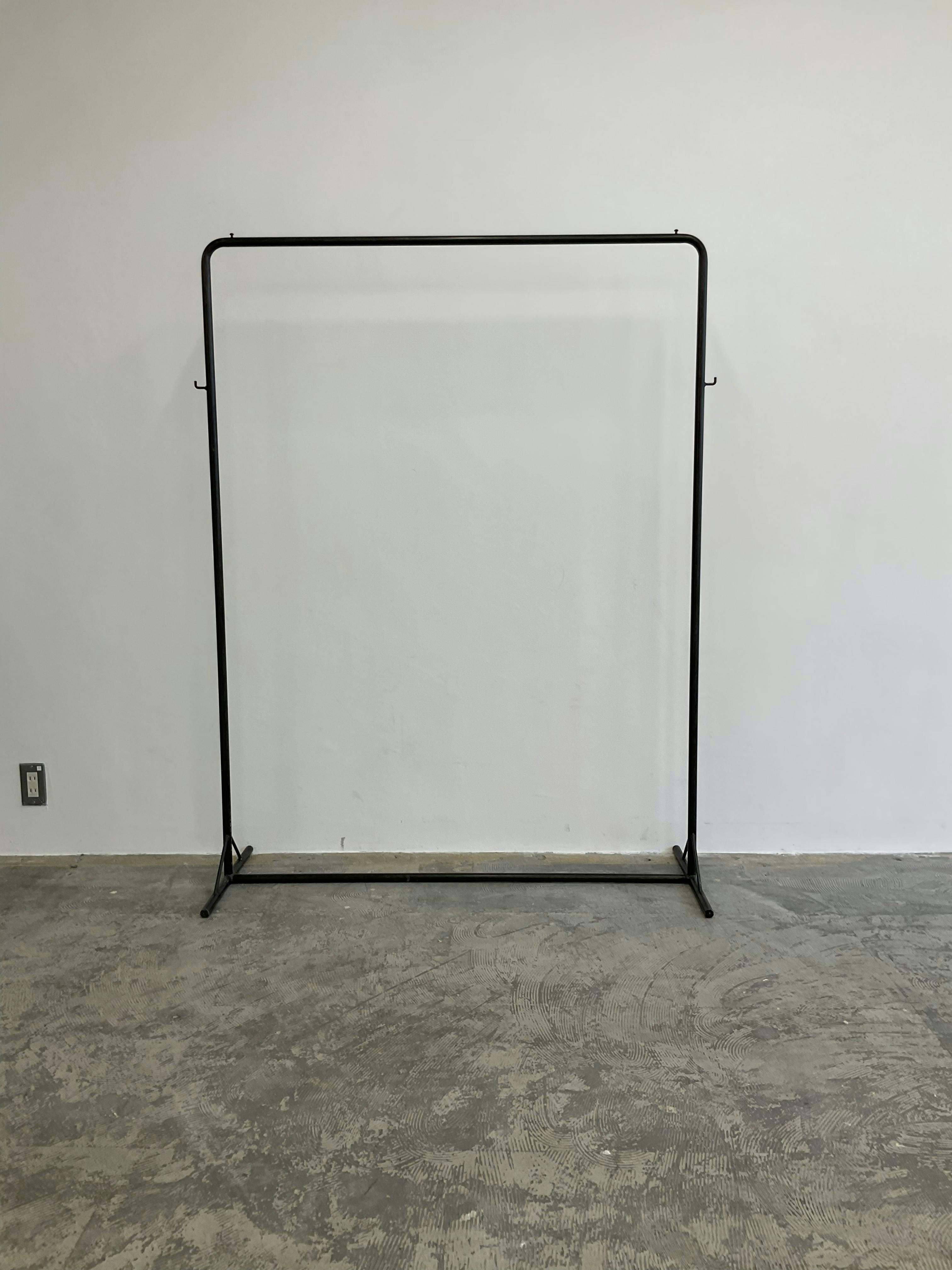 【四ツ橋駅2分｜平日限定】無料貸出什器が充実しており展示会やポップアップストアに最適！広さ100.0㎡、天高3.1mで開放感のあるレンタルスペース