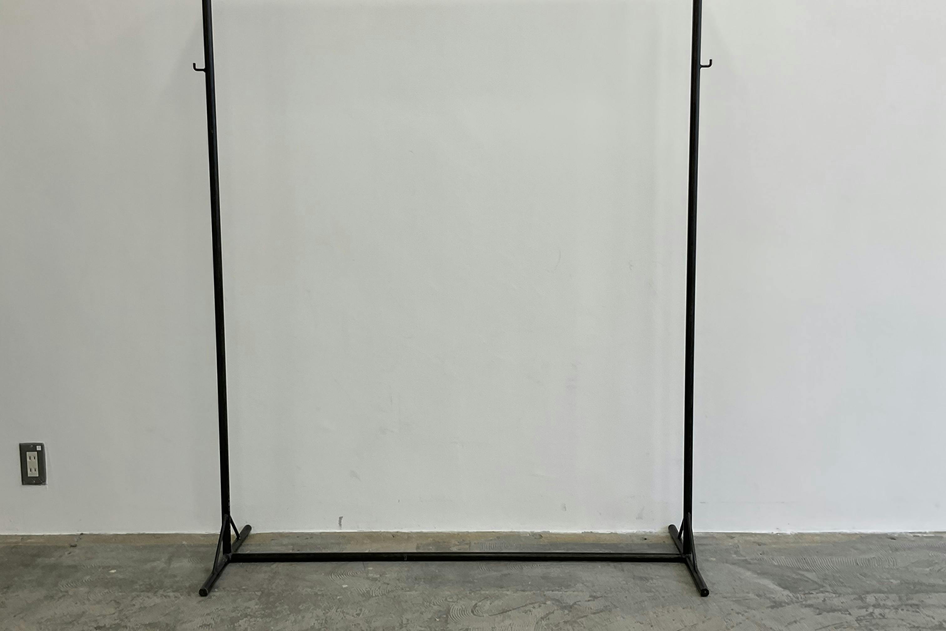 【四ツ橋駅2分|平日限定】無料貸出什器が充実しており展示会やポップアップストアに最適!広さ100.0㎡、天高3.1mで開放感のあるレンタルスペース