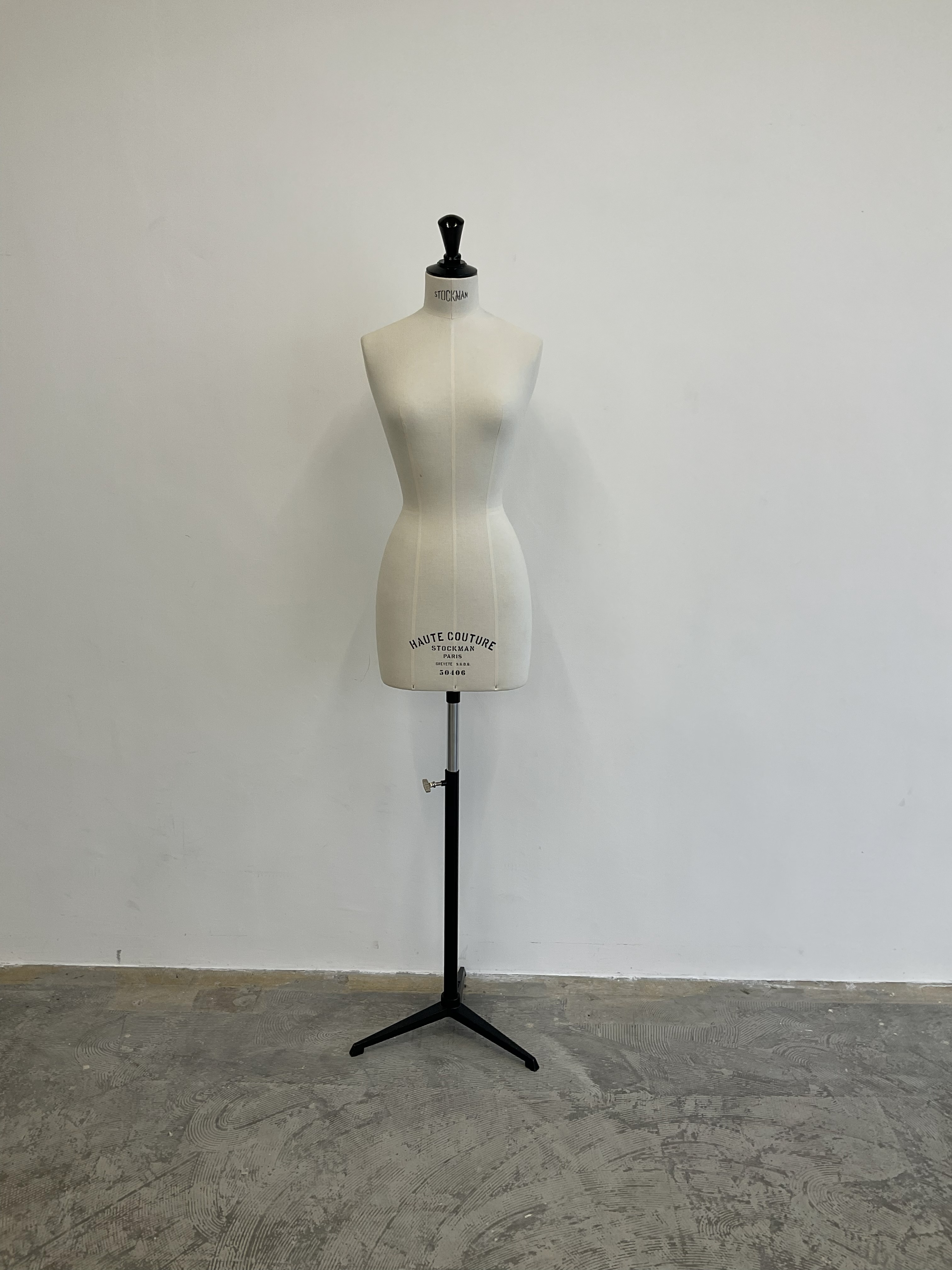 【四ツ橋駅2分｜平日限定】無料貸出什器が充実しており展示会やポップアップストアに最適！広さ100.0㎡、天高3.1mで開放感のあるレンタルスペース