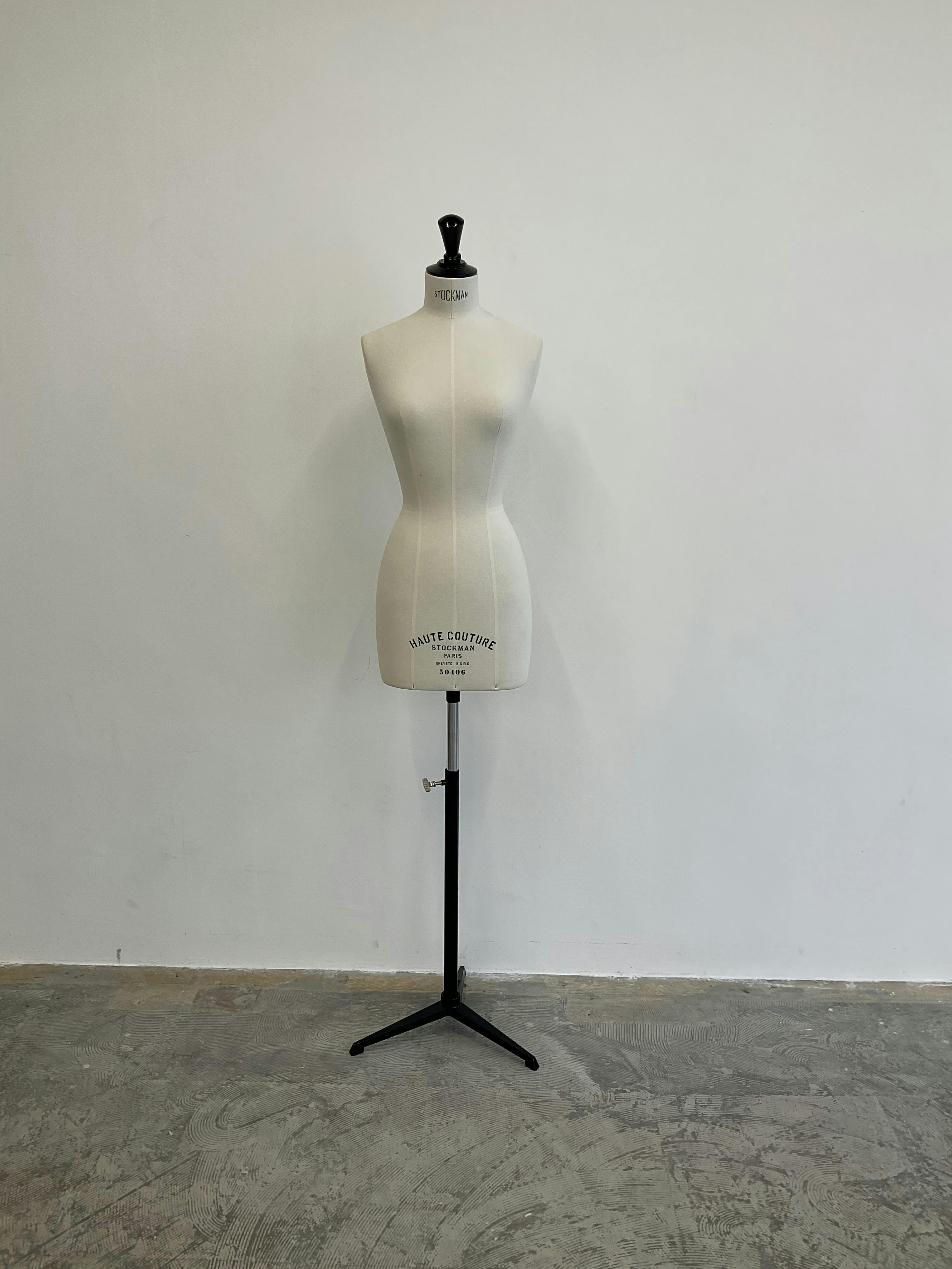 【四ツ橋駅2分｜平日限定】無料貸出什器が充実しており展示会やポップアップストアに最適！広さ100.0㎡、天高3.1mで開放感のあるレンタルスペース