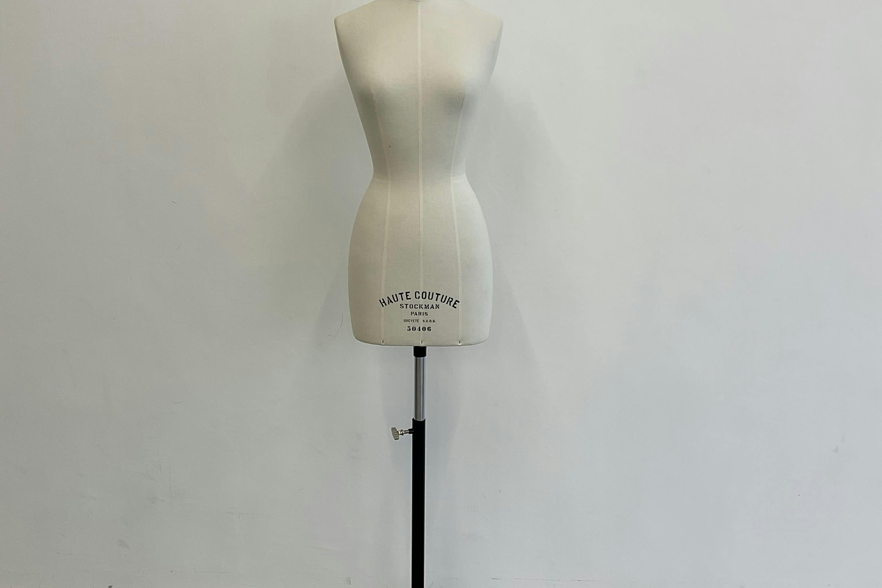 【四ツ橋駅2分|平日限定】無料貸出什器が充実しており展示会やポップアップストアに最適!広さ100.0㎡、天高3.1mで開放感のあるレンタルスペース