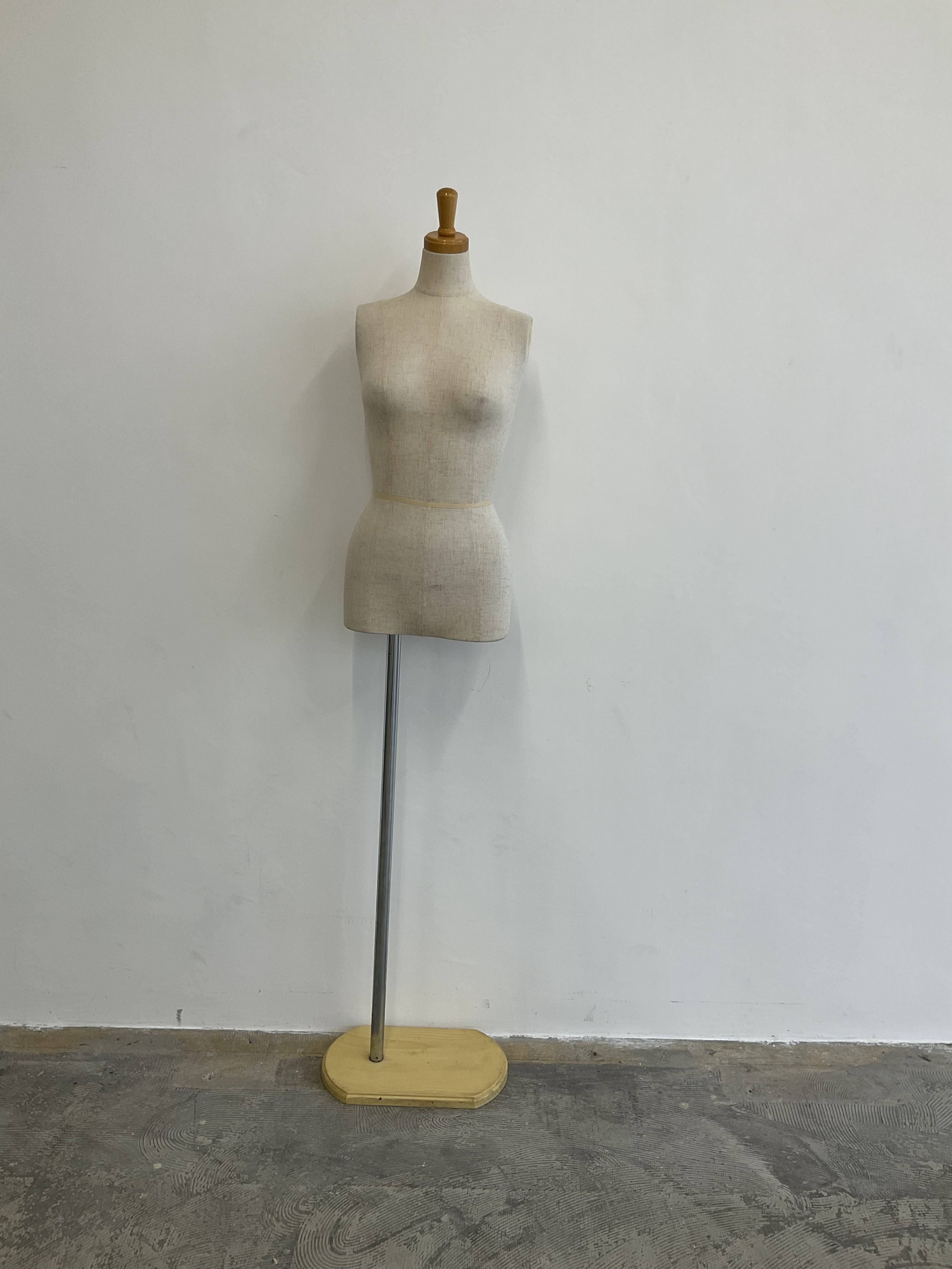 【四ツ橋駅2分｜平日限定】無料貸出什器が充実しており展示会やポップアップストアに最適！広さ100.0㎡、天高3.1mで開放感のあるレンタルスペース