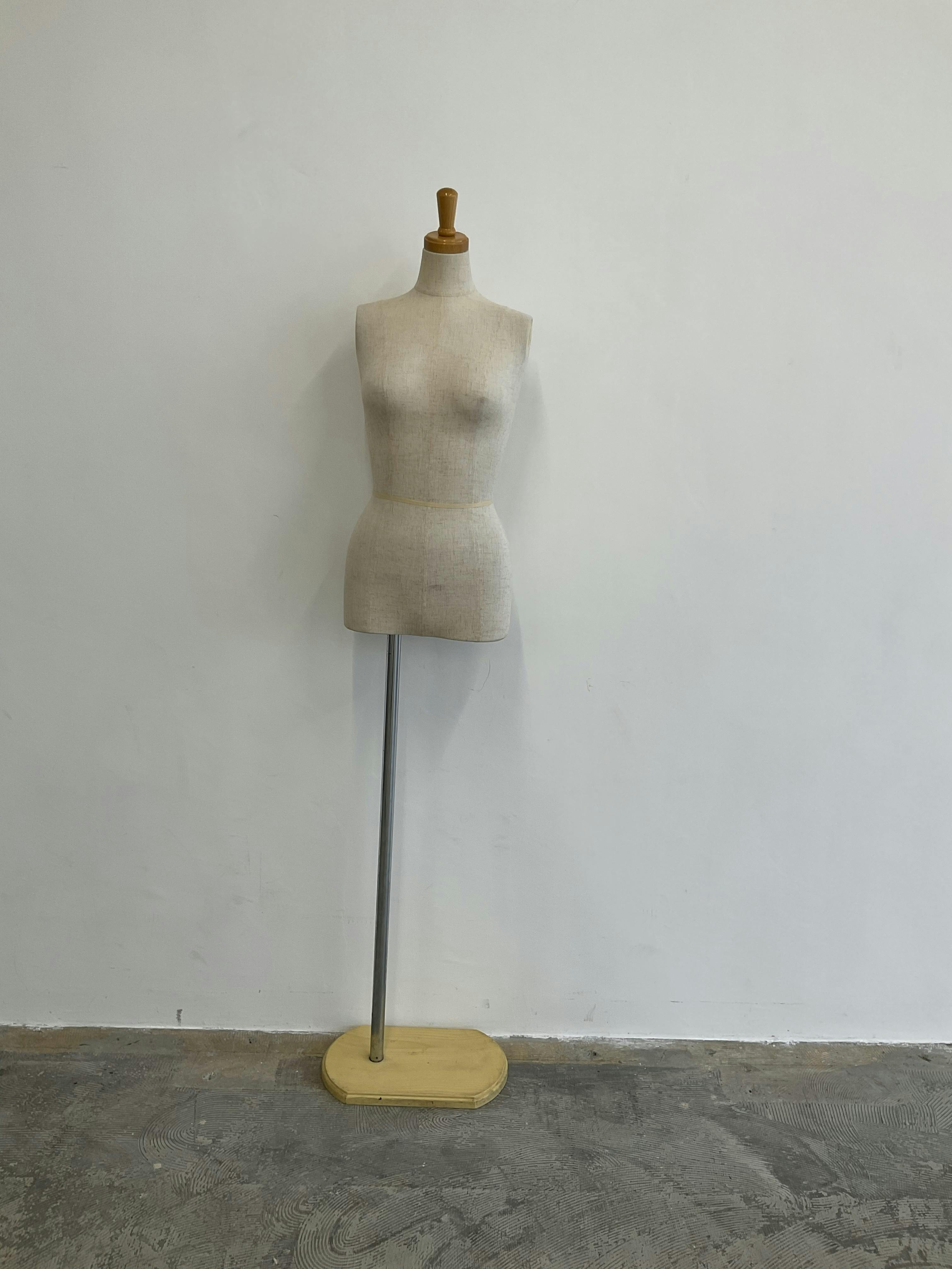 【四ツ橋駅2分｜平日限定】無料貸出什器が充実しており展示会やポップアップストアに最適！広さ100.0㎡、天高3.1mで開放感のあるレンタルスペース