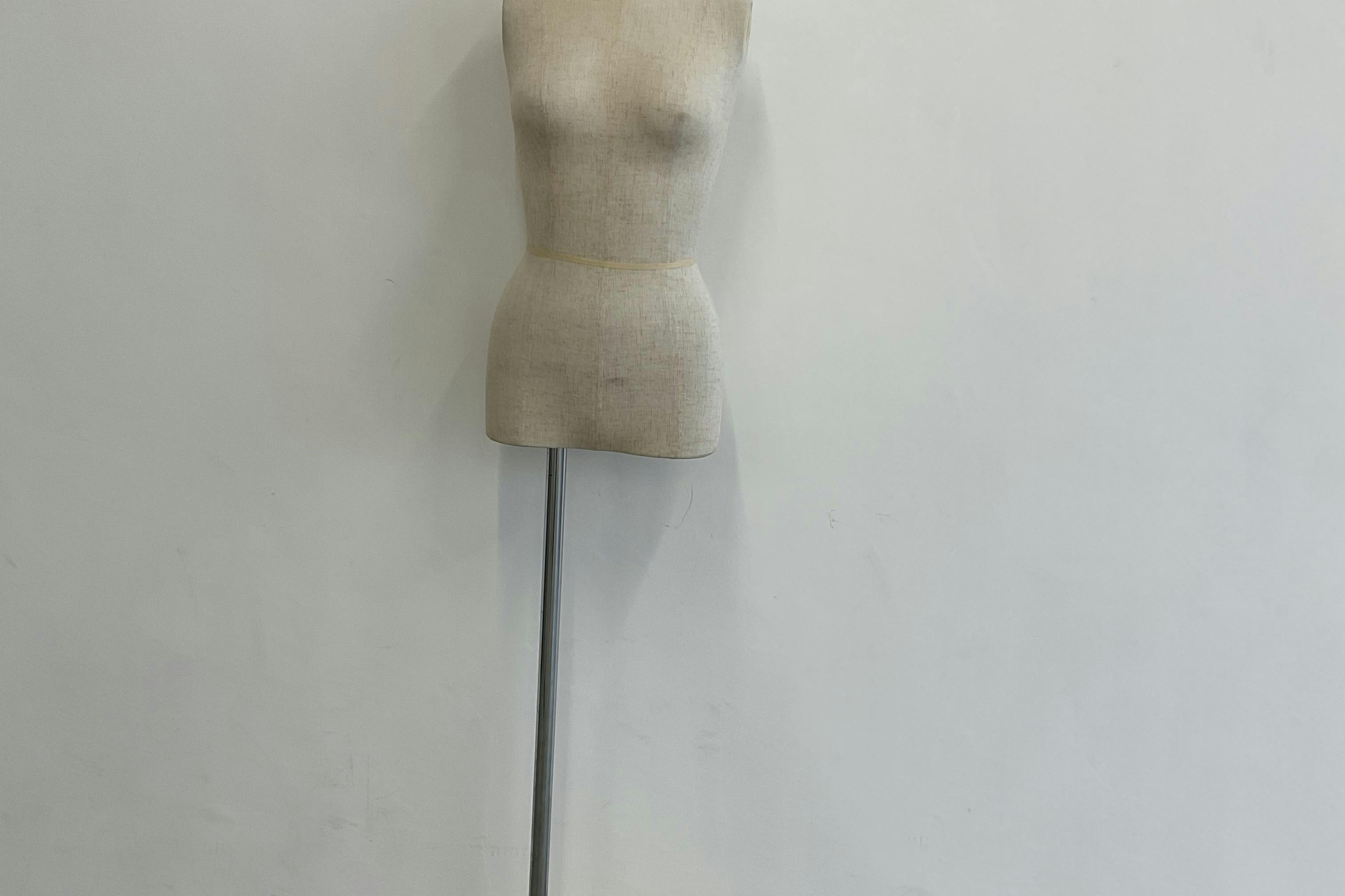 【四ツ橋駅2分|平日限定】無料貸出什器が充実しており展示会やポップアップストアに最適!広さ100.0㎡、天高3.1mで開放感のあるレンタルスペース