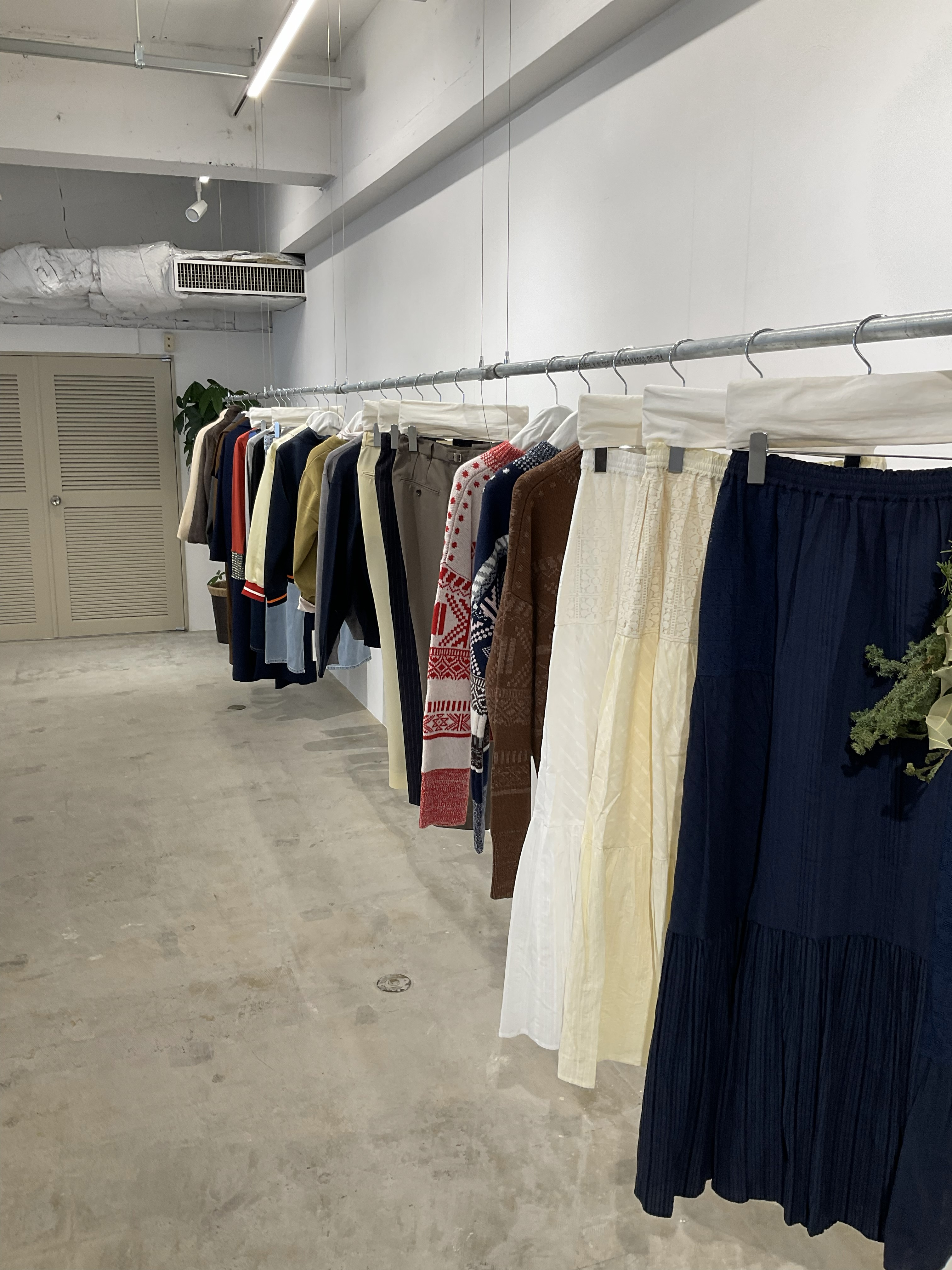 【四ツ橋駅2分｜平日限定】無料貸出什器が充実しており展示会やポップアップストアに最適！広さ100.0㎡、天高3.1mで開放感のあるレンタルスペース