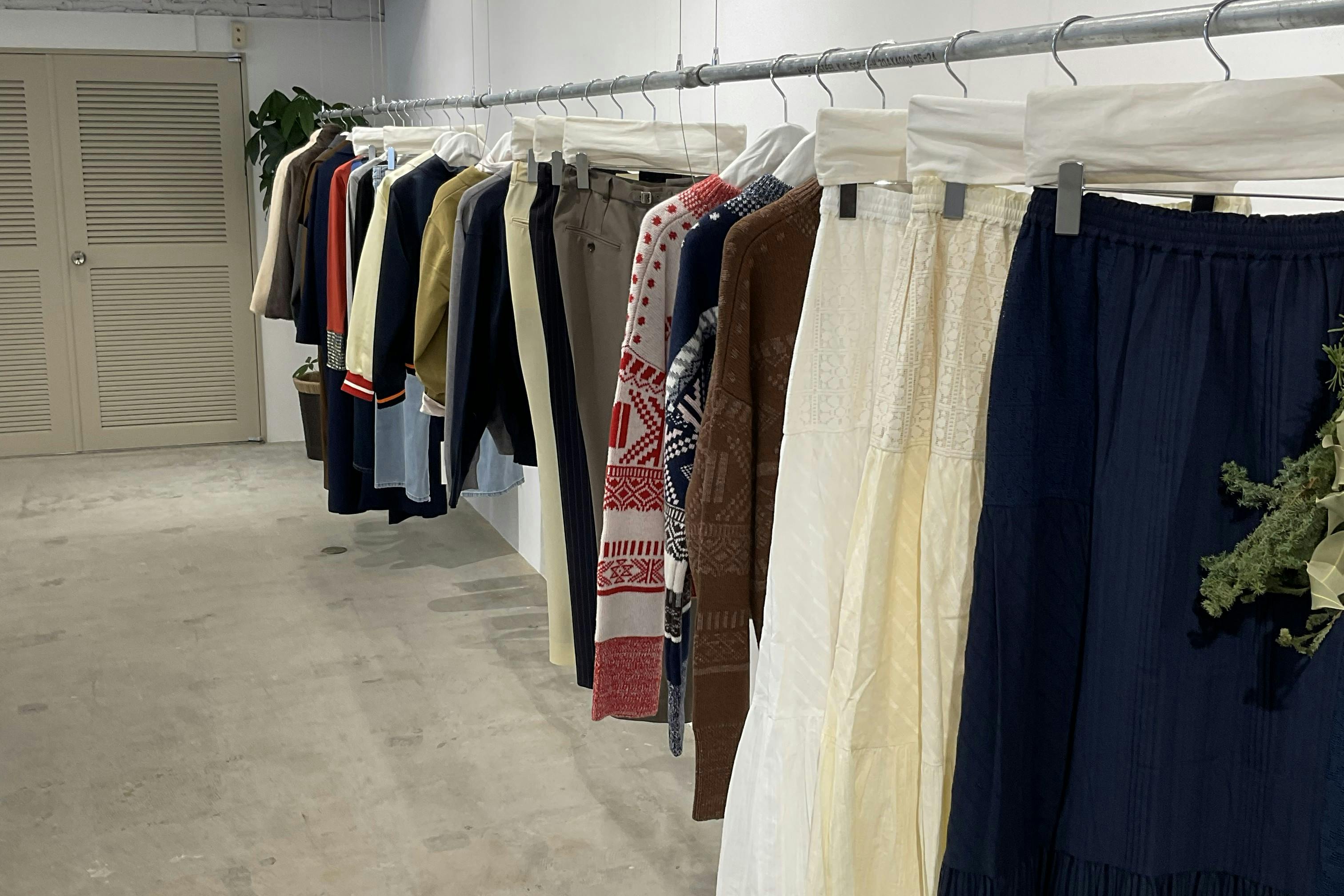 【四ツ橋駅2分|平日限定】無料貸出什器が充実しており展示会やポップアップストアに最適!広さ100.0㎡、天高3.1mで開放感のあるレンタルスペース