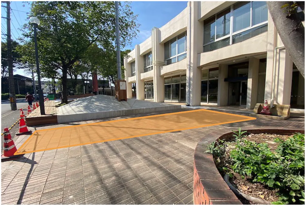 【さいたま市大宮/氷川参道二の鳥居前】氷川参道の通行客へのアピール抜群な緑が気持ちの良い屋外環境で、目の前にあるベンチも利用可能なキッチンカースペース(出店場所④)