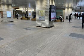 【瓦町駅直結/改札前コンコース】食物販やポップアップストアに最適な圧倒的な人流を誇る改札前コンコースイベントスペース ①瓦町駅2階コンコース改札前柱回り