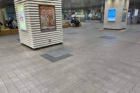 【瓦町駅直結/改札前コンコース】食物販やポップアップストアに最適な圧倒的な人流を誇る改札前コンコースイベントスペース ①瓦町駅2階コンコース改札前柱回り