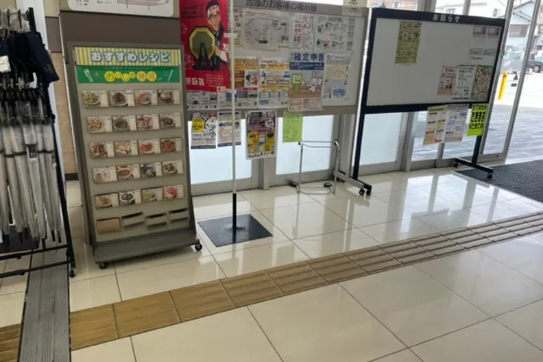 【いなげや小平小川橋店】各種プロモーションイベントに最適なスーパーマーケットの風除室スペース