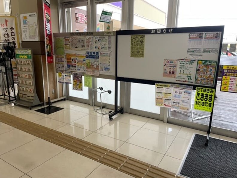 【いなげや小平小川橋店】各種プロモーションイベントに最適なスーパーマーケットの風除室スペース