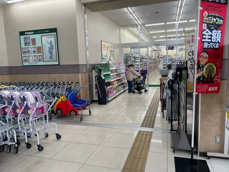 【いなげや小平小川橋店】各種プロモーションイベントに最適なスーパーマーケットの風除室スペース