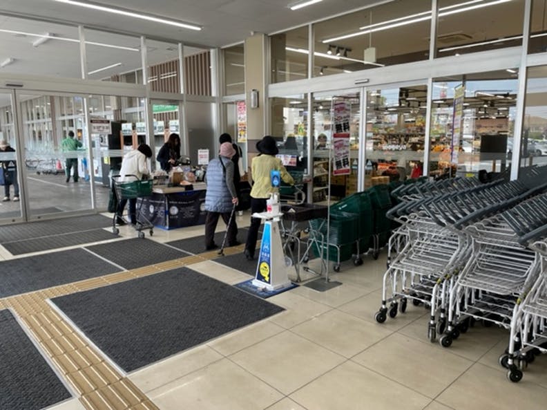 【いなげや小平小川橋店】各種プロモーションイベントに最適なスーパーマーケットの風除室スペース