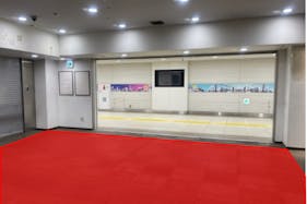 【横浜市営地下鉄ブルーライン横浜駅:B区画(北側・QBハウス側)】各種プロモーションや物販、食物販のポップアップストアに最適な人通りの多い改札外イベントスペース(25年9月~12月末まで)
