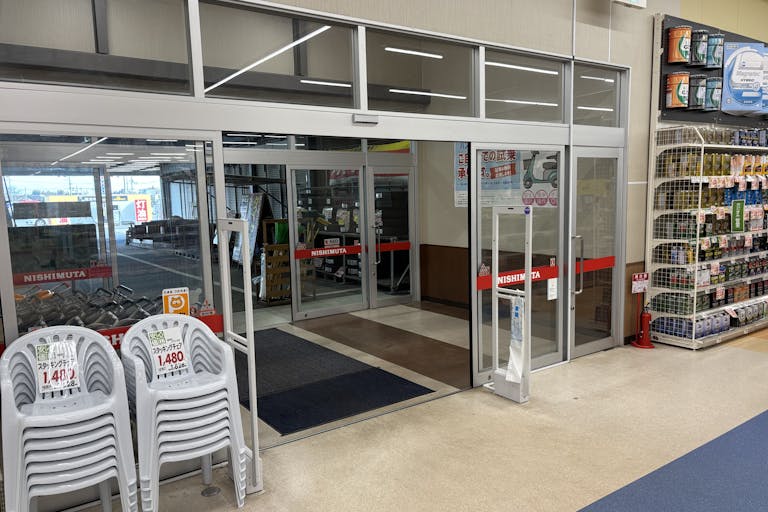 【スーパーセンターニシムタ岩川店】プロモーションや物販に利用可能なホームセンター側風除室スペースの画像1