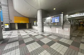 【京急百貨店】上大岡駅1階コンコース(鎌倉街道沿い広場)