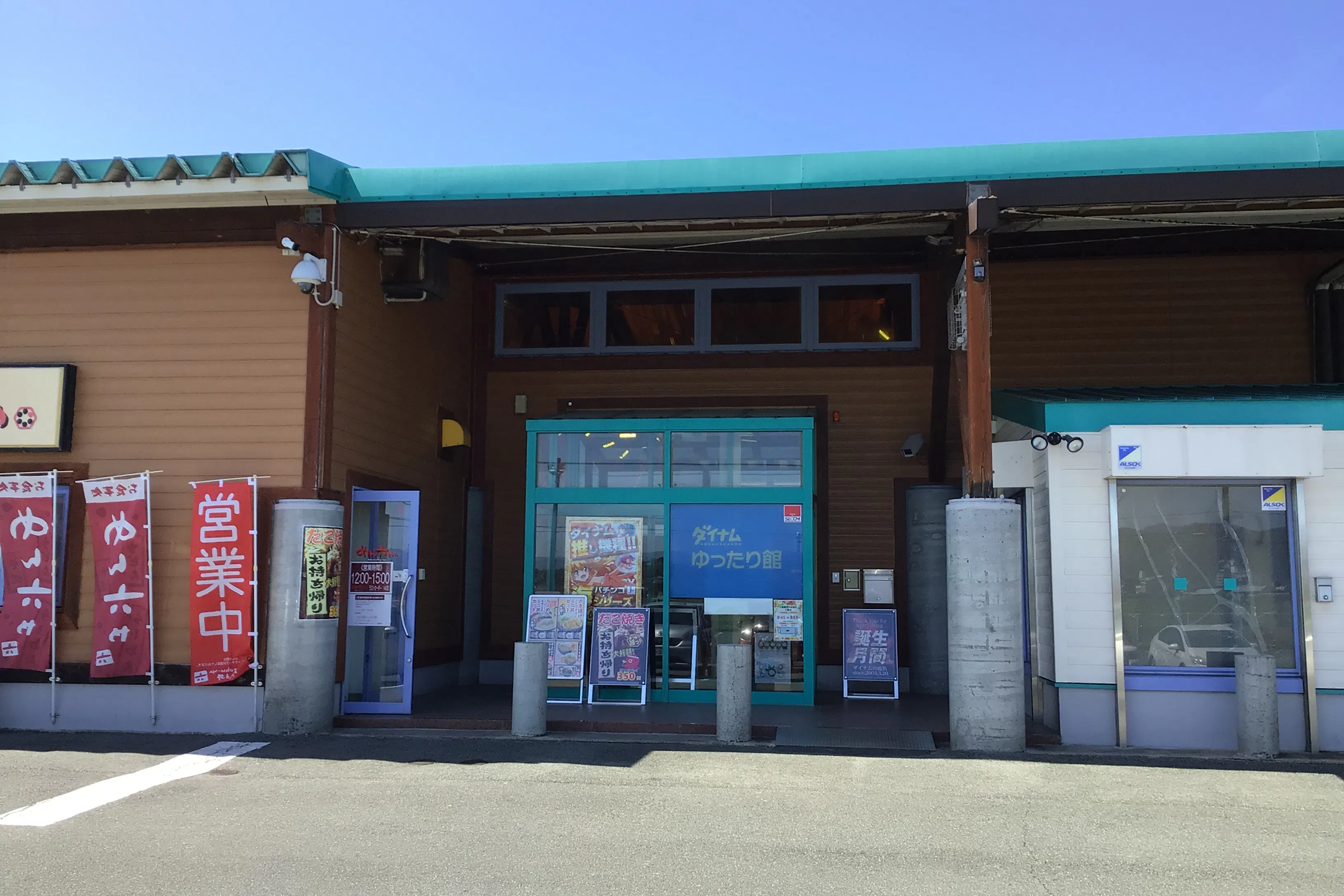 【ダイナム山鹿店ゆったり館】キッチンカー出店やプロモーションイベントに最適なアミューズメント施設のイベントスペース (めん六や側)