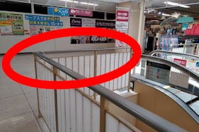 【イオン飯田アップルロード店】各種プロモーションや物販、食物販のポップアップストアに最適な2F 下りエスカレーター脇の催事イベントスペース