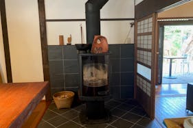 【逗子エリア】個展や展示会に適した暖炉やアイランドキッチンがある海辺の平屋一軒家