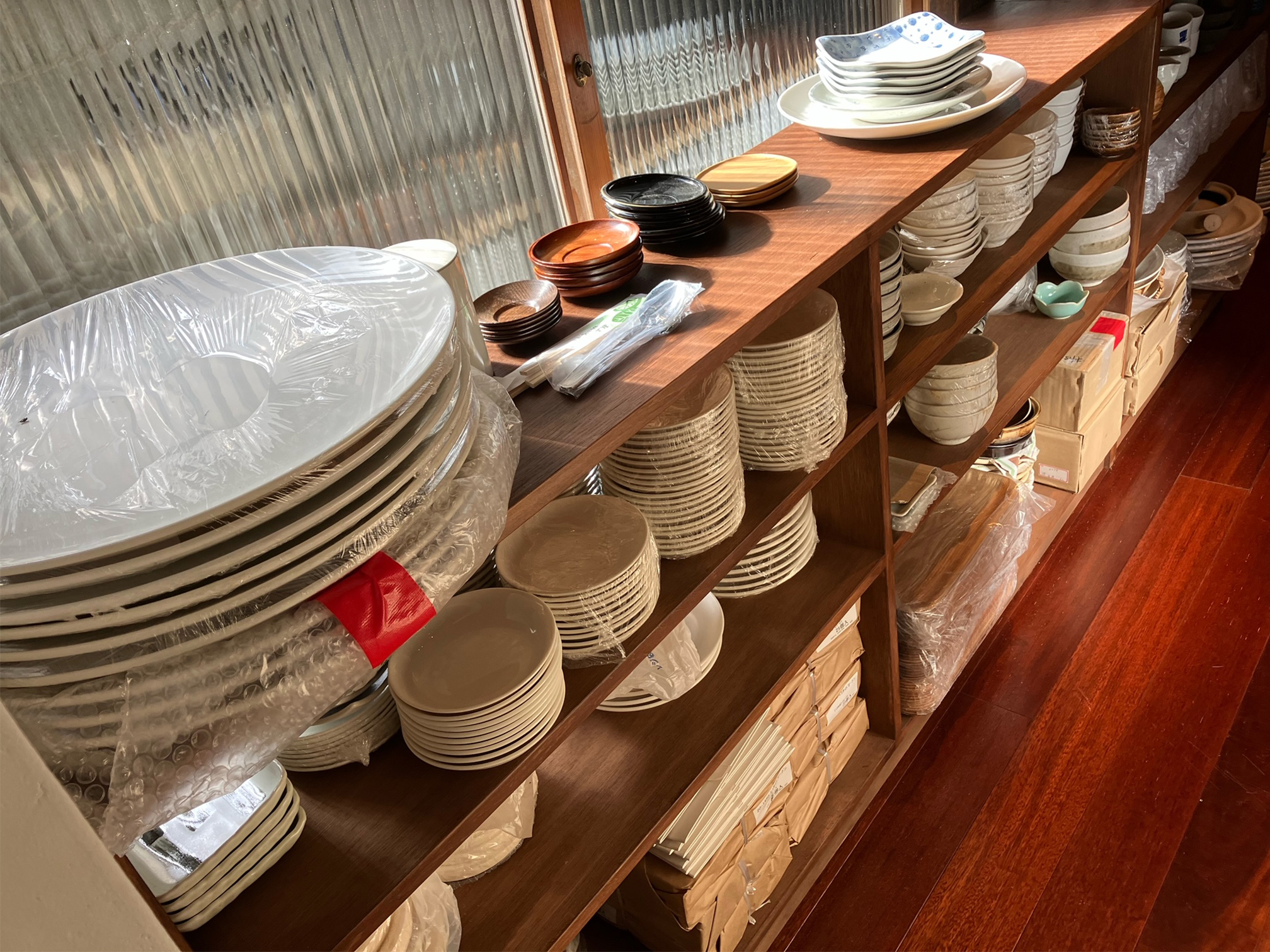 【逗子エリア】個展や展示会に適した暖炉やアイランドキッチンがある海辺の平屋一軒家