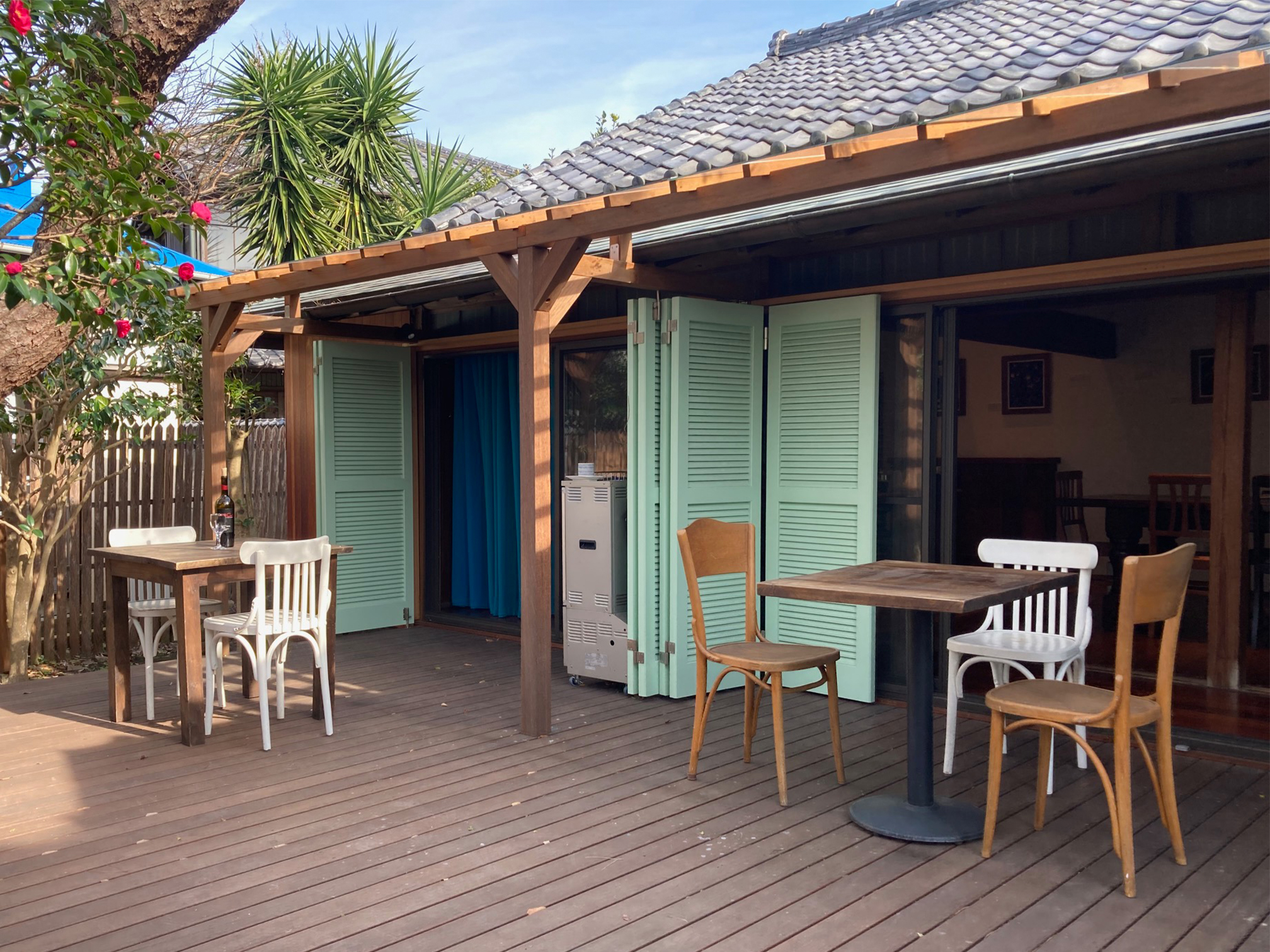 【逗子エリア】個展や展示会に適した暖炉やアイランドキッチンがある海辺の平屋一軒家