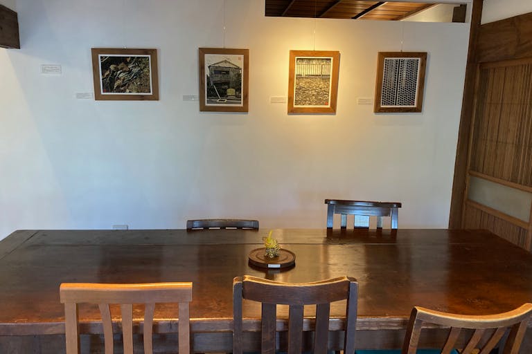 大きなテーブルが中央に配置されたギャラリー