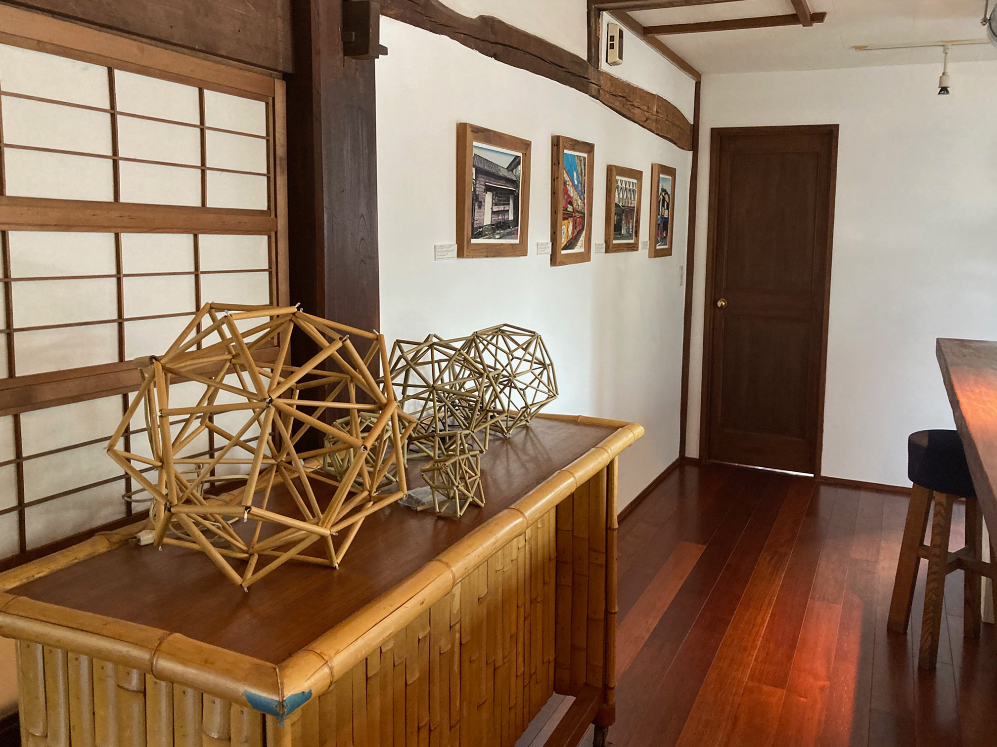 【逗子エリア】個展や展示会に適した暖炉やアイランドキッチンがある海辺の平屋一軒家