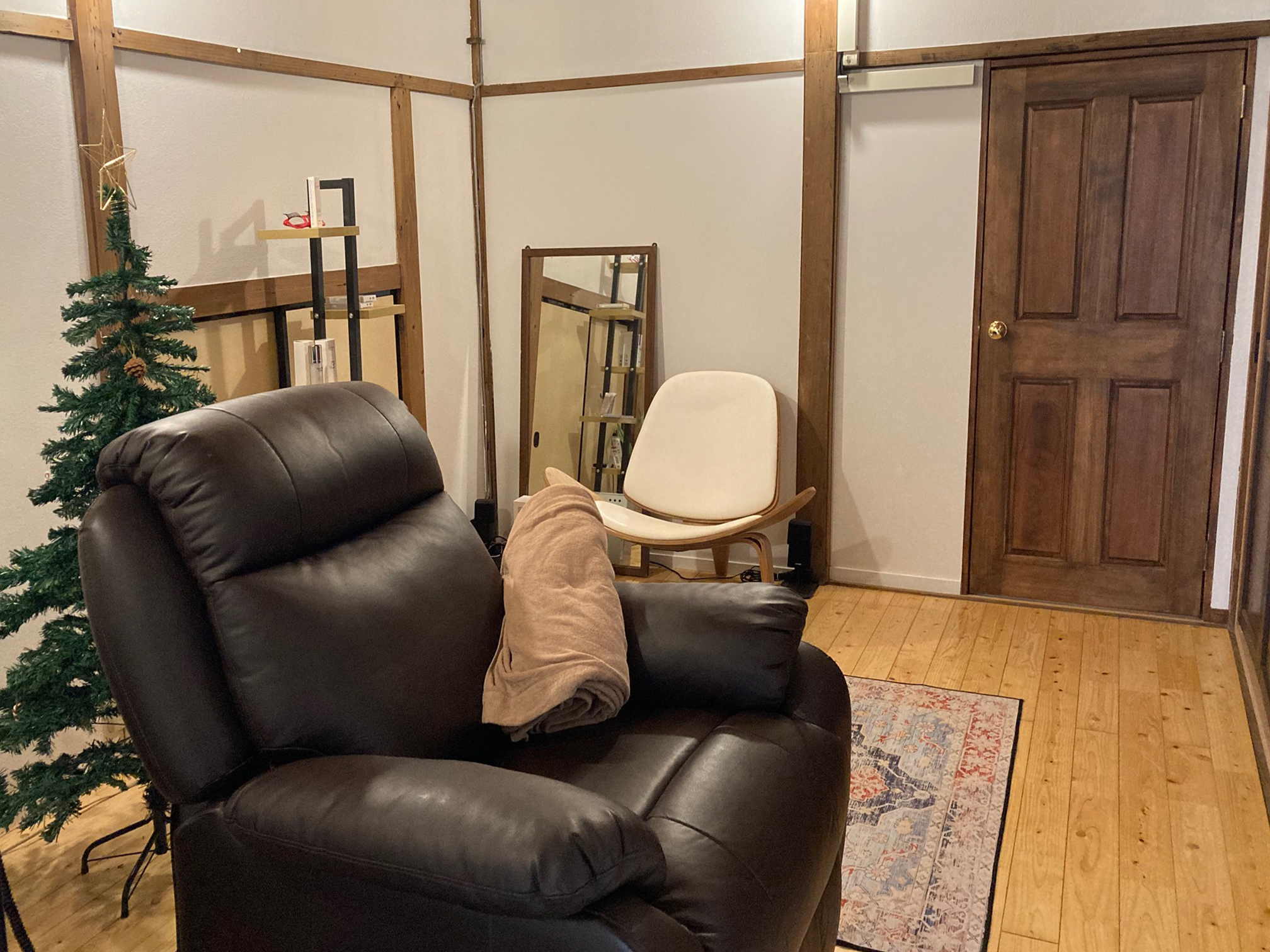 【逗子エリア】個展や展示会に適した暖炉やアイランドキッチンがある海辺の平屋一軒家