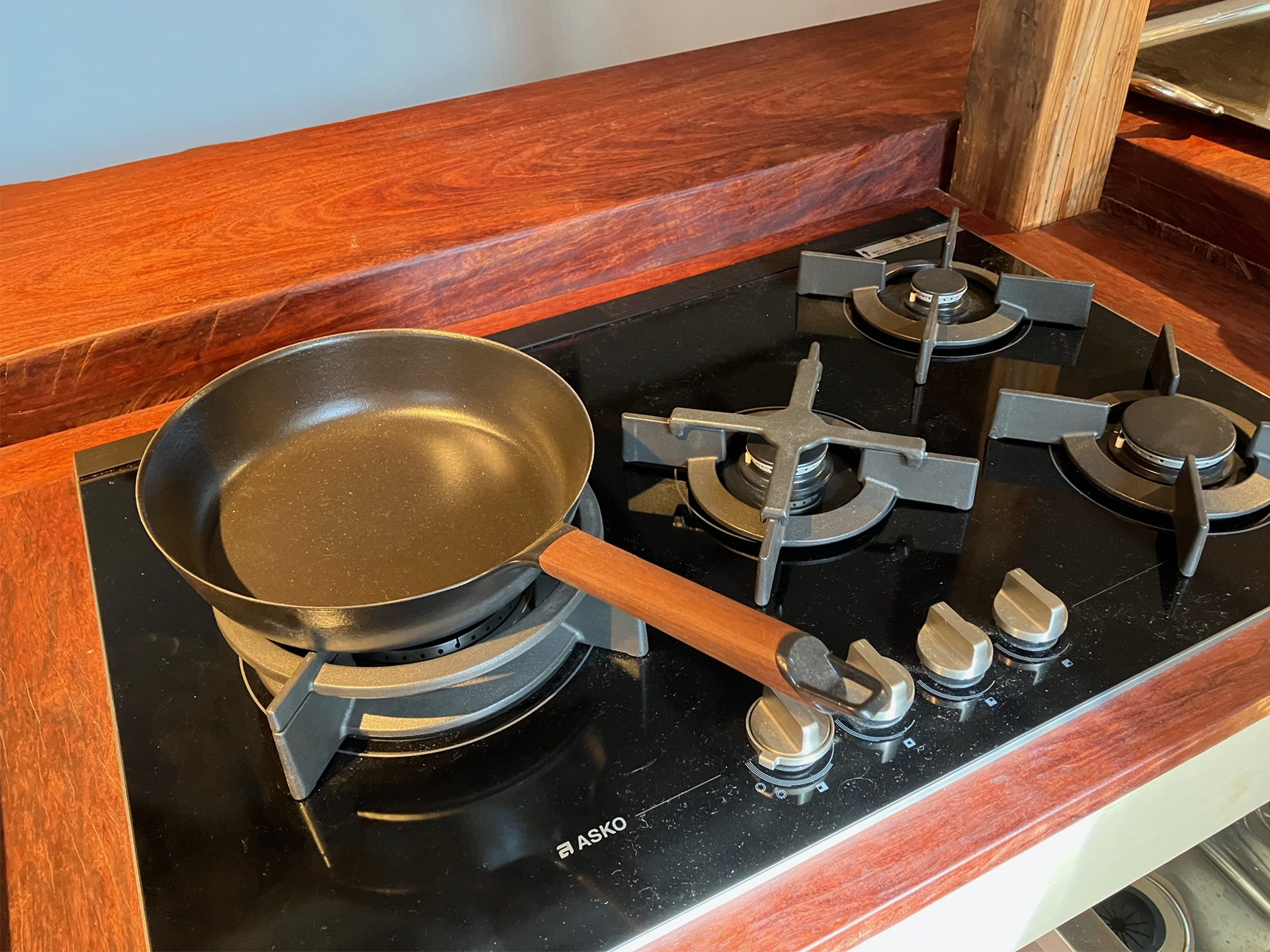 【逗子エリア】個展や展示会に適した暖炉やアイランドキッチンがある海辺の平屋一軒家