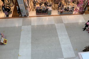 【イオンモール山形南/1階D面】物販や食物販、展示会やプロモーションイベントに最適なメイン動線上でテナントに囲まれた通行量の多いイベントスペース