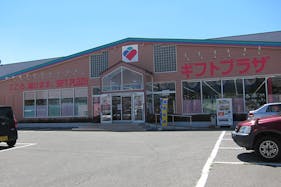 【ギフトプラザ喜多方店】物販ポップアップストアやキッチンカー、出張販売、プロモーションイベントに適したギフトショップ併設駐車場内のイベントスペース