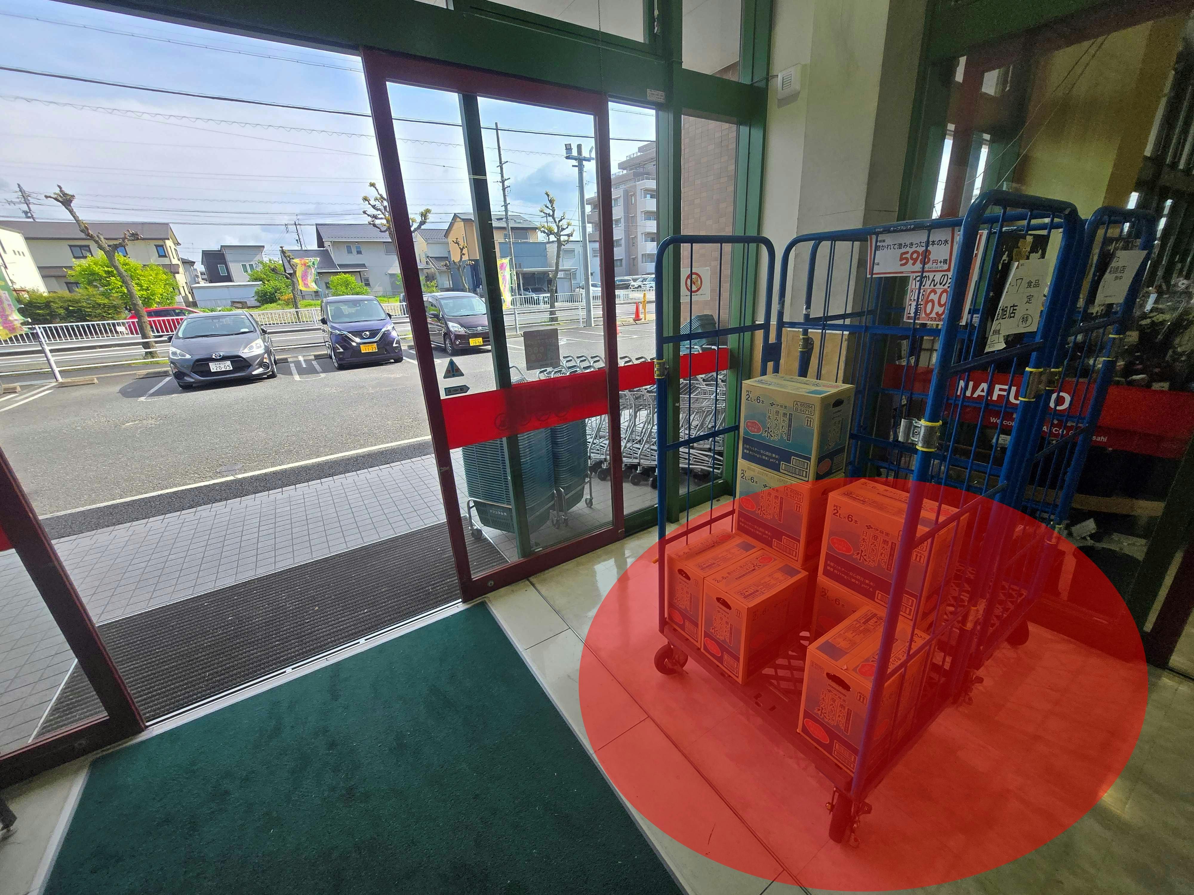 【ナフコトミダ尾張旭店】食物販や販促プロモーションに最適な入口近くの風除室スペースの画像