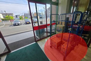 【ナフコトミダ尾張旭店】食物販や販促プロモーションに最適な入口近くの風除室スペース