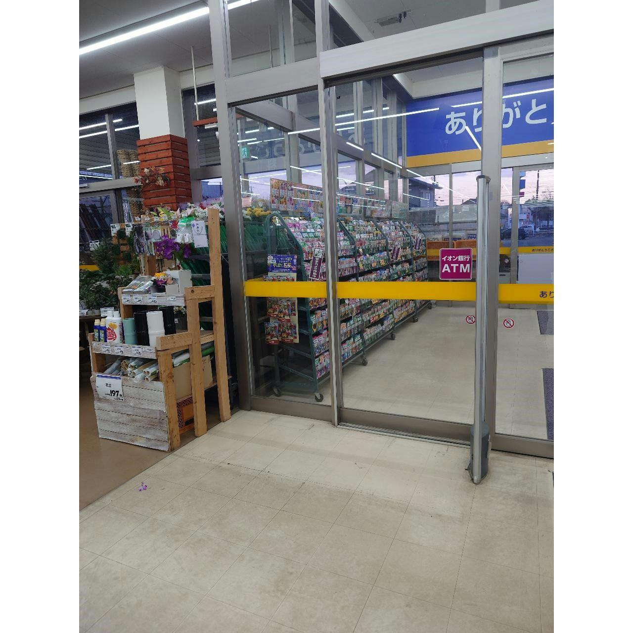 【サンデー須賀川店】園芸側入口自動ドア横　食物販やプロモーション等の出店に最適なホームセンター店内のイベントスペースの画像