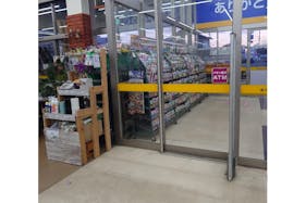 【サンデー須賀川店】園芸側入口自動ドア横 食物販やプロモーション等の出店に最適なホームセンター店内のイベントスペース