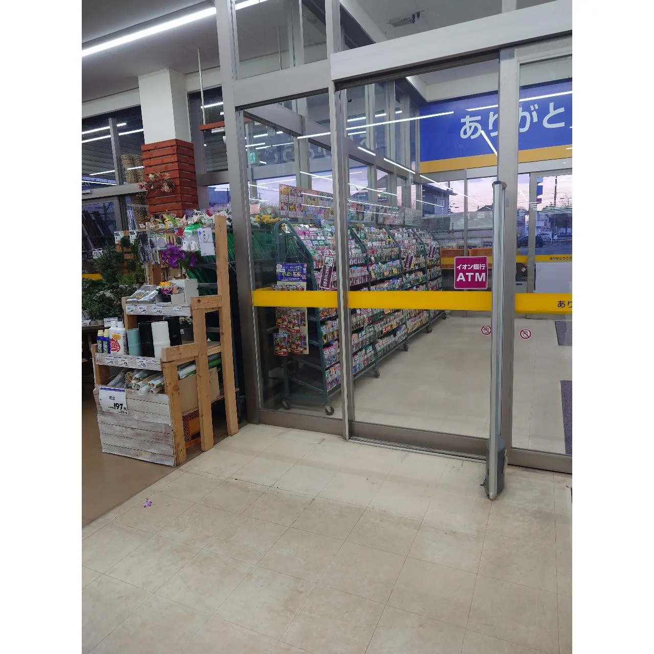 【サンデー須賀川店】園芸側入口自動ドア横 食物販やプロモーション等の出店に最適なホームセンター店内のイベントスペース
