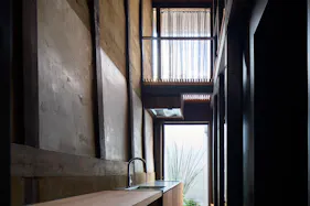 【丹波口駅8分】ブランド撮影や映像収録におすすめ!やわらかな自然光が差し込む1棟貸しスタジオ