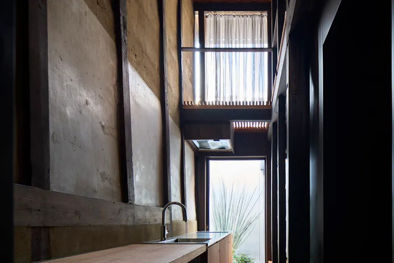 【五条町屋スタジオ】スペース3(entranceよりkitchenを望む)