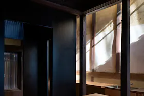 【丹波口駅8分】ブランド撮影や映像収録におすすめ!やわらかな自然光が差し込む1棟貸しスタジオ