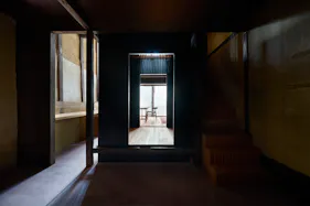 【丹波口駅8分】ブランド撮影や映像収録におすすめ!やわらかな自然光が差し込む1棟貸しスタジオ