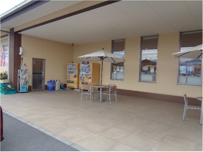 【JAファーマーズ高崎吉井店】プロモーションに最適な軒下の半屋外スペース(メイン入口側)